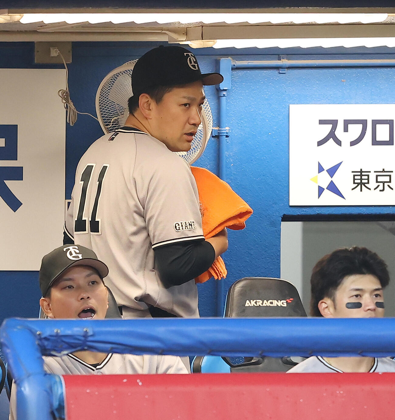 ヤクルト対巨人　5回表、戦況を見守る田中将大（撮影・河田真司）