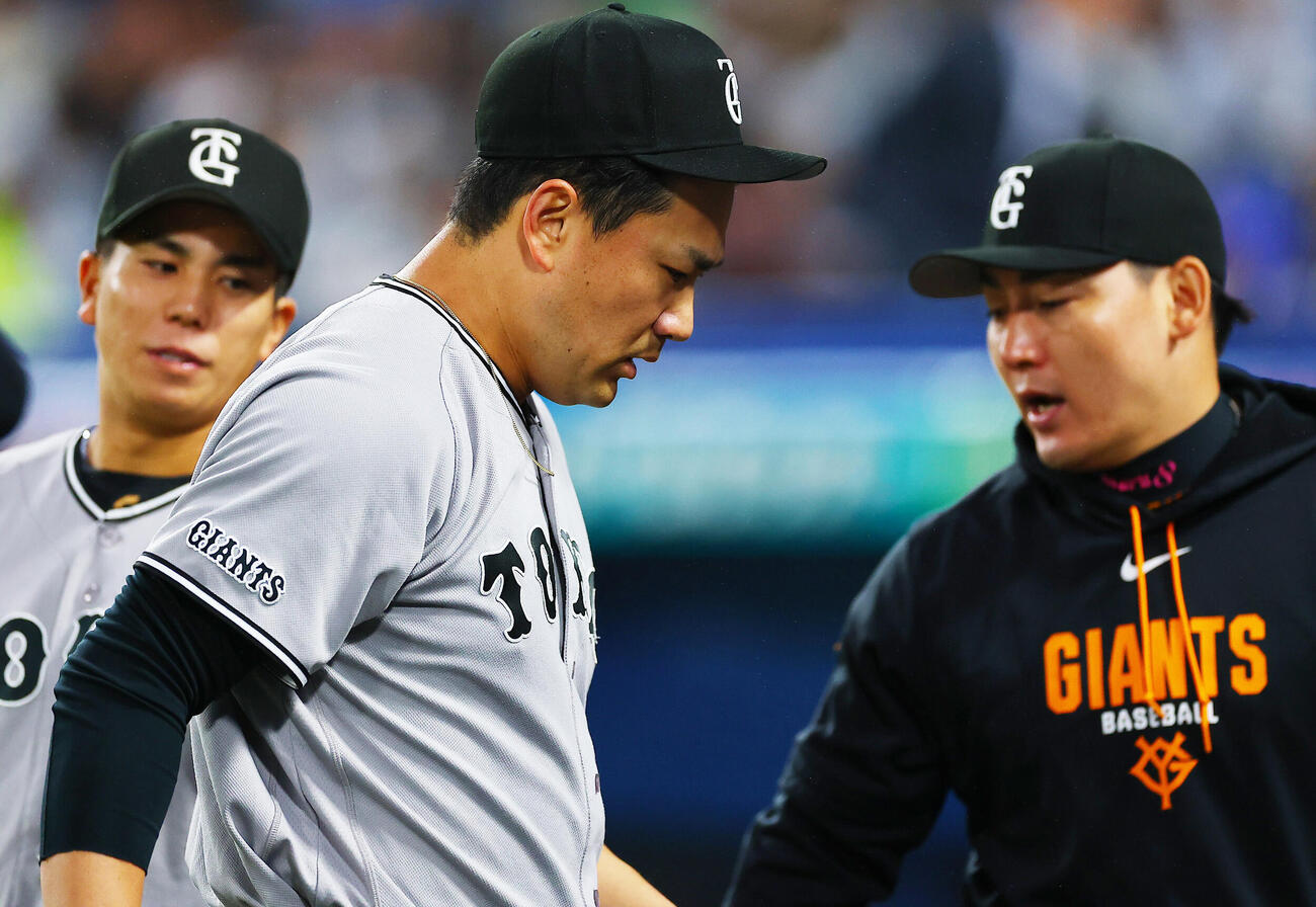ヤクルト対巨人　2回裏を終えベンチに戻る巨人田中将大（撮影・野上伸悟）＝2026年5月21日