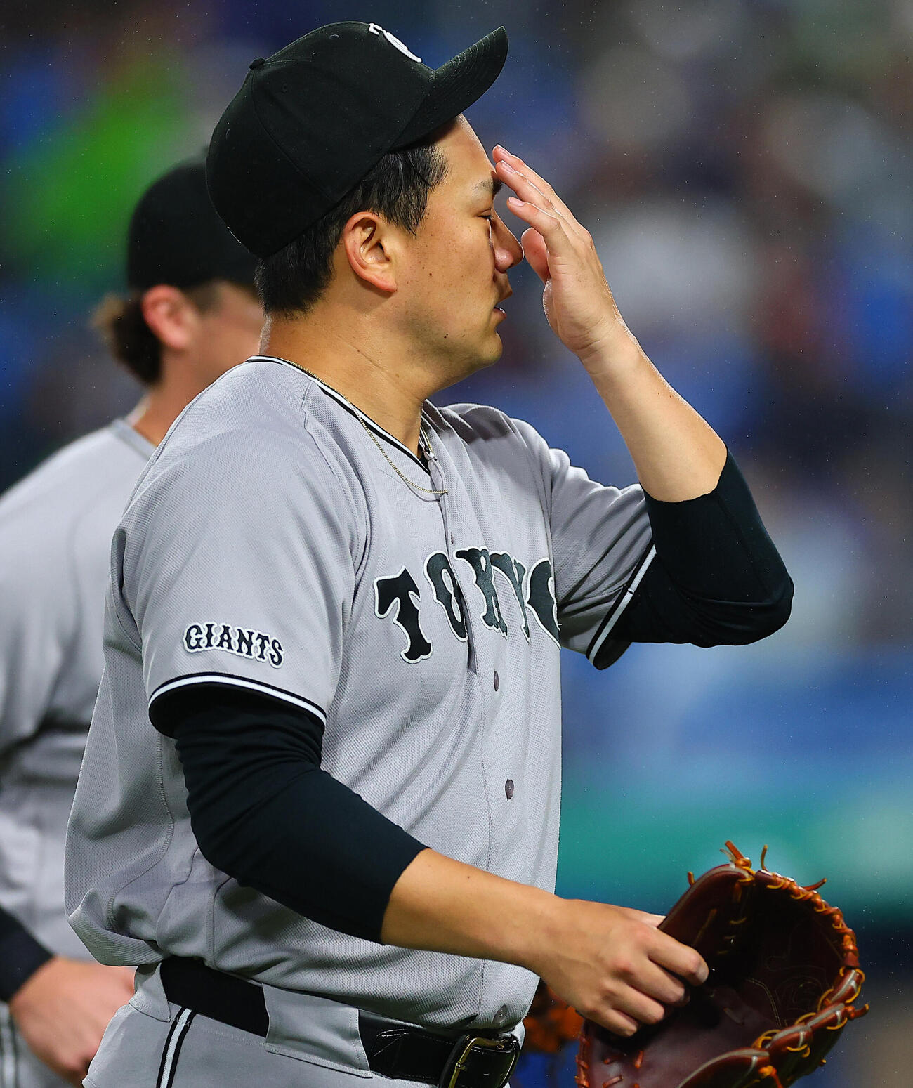 ヤクルト対巨人　2回裏を終えベンチに戻る巨人田中将大（撮影・野上伸悟）＝2026年5月21日