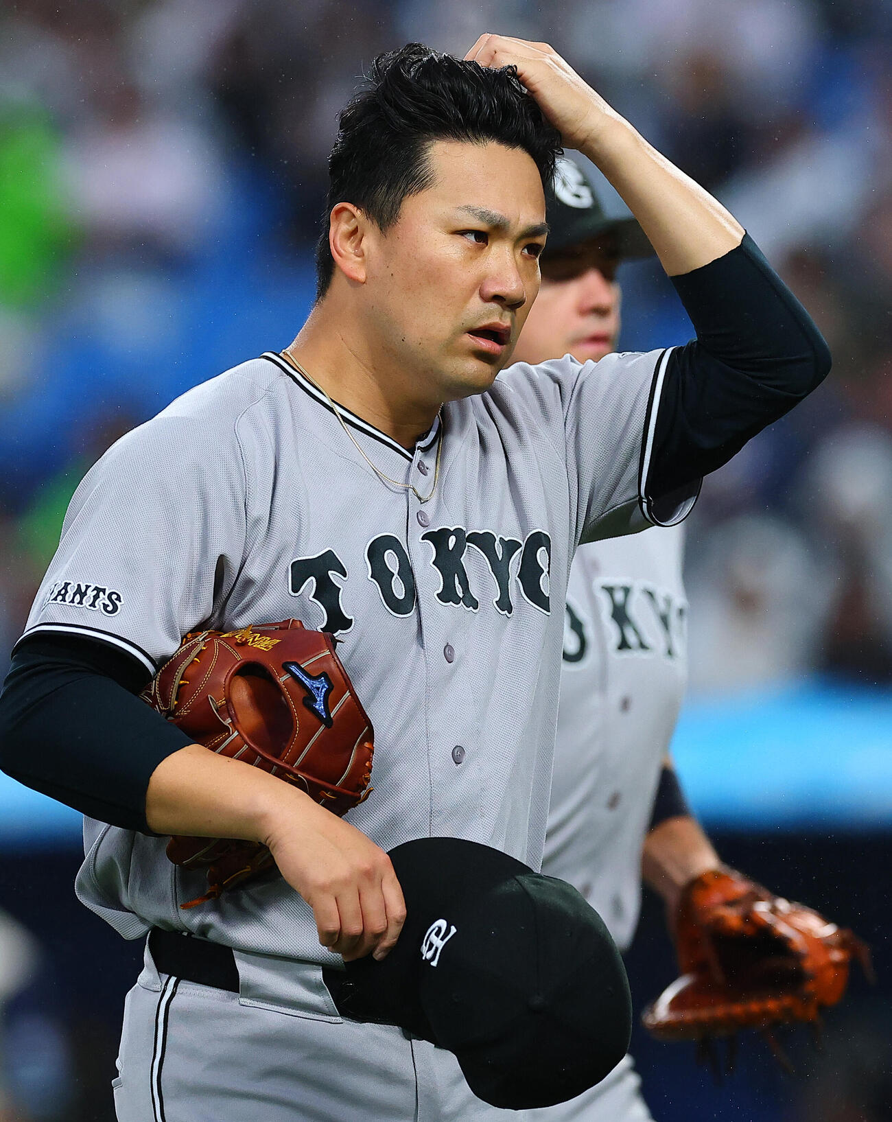 ヤクルト対巨人　1回裏に2失点し、渋い表情でベンチに戻る巨人先発の田中将大（撮影・野上伸悟）＝2026年5月21日
