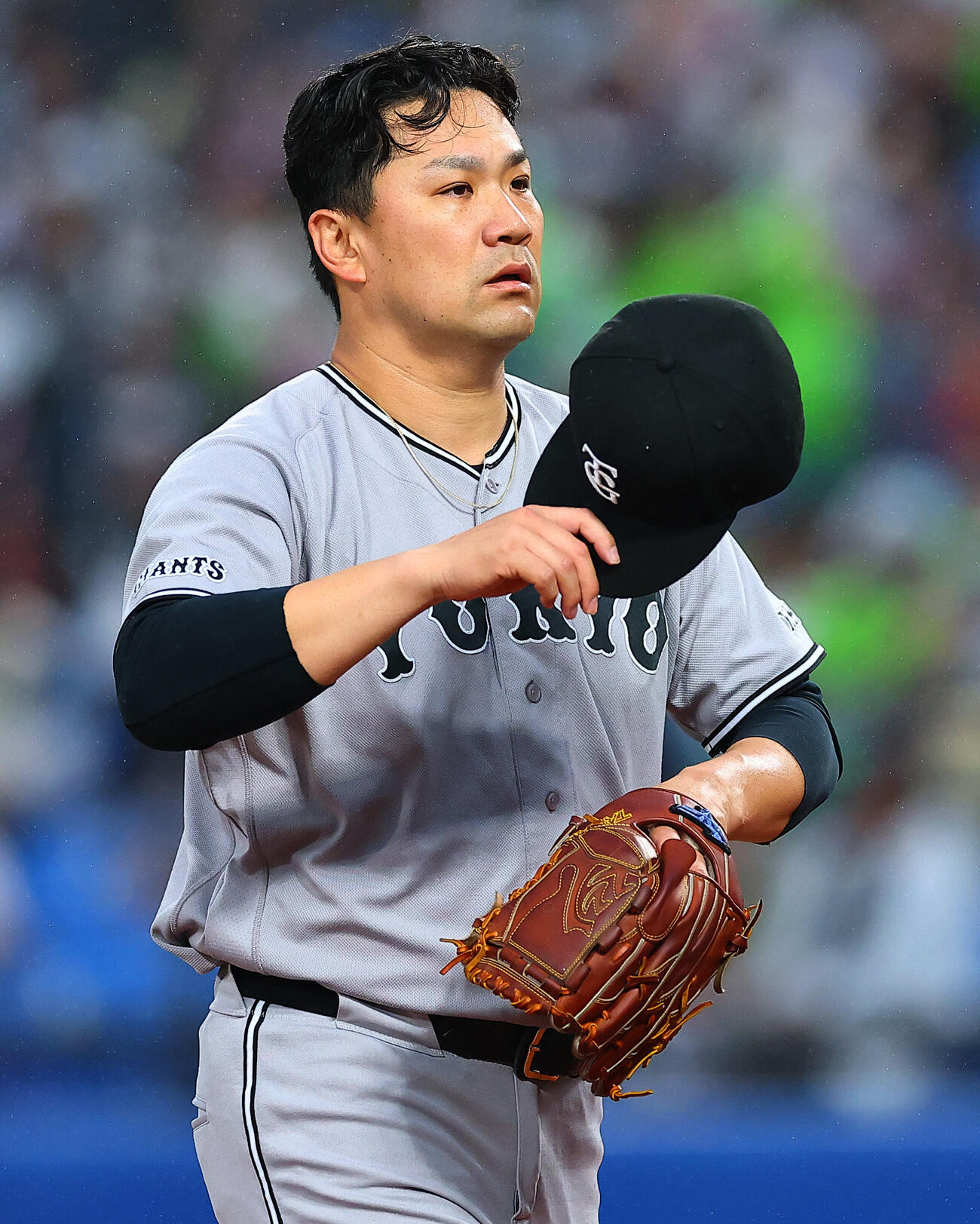 ヤクルト対巨人　1回裏に2失点し、渋い表情でベンチに戻る巨人先発の田中将大（撮影・野上伸悟）＝2026年5月21日