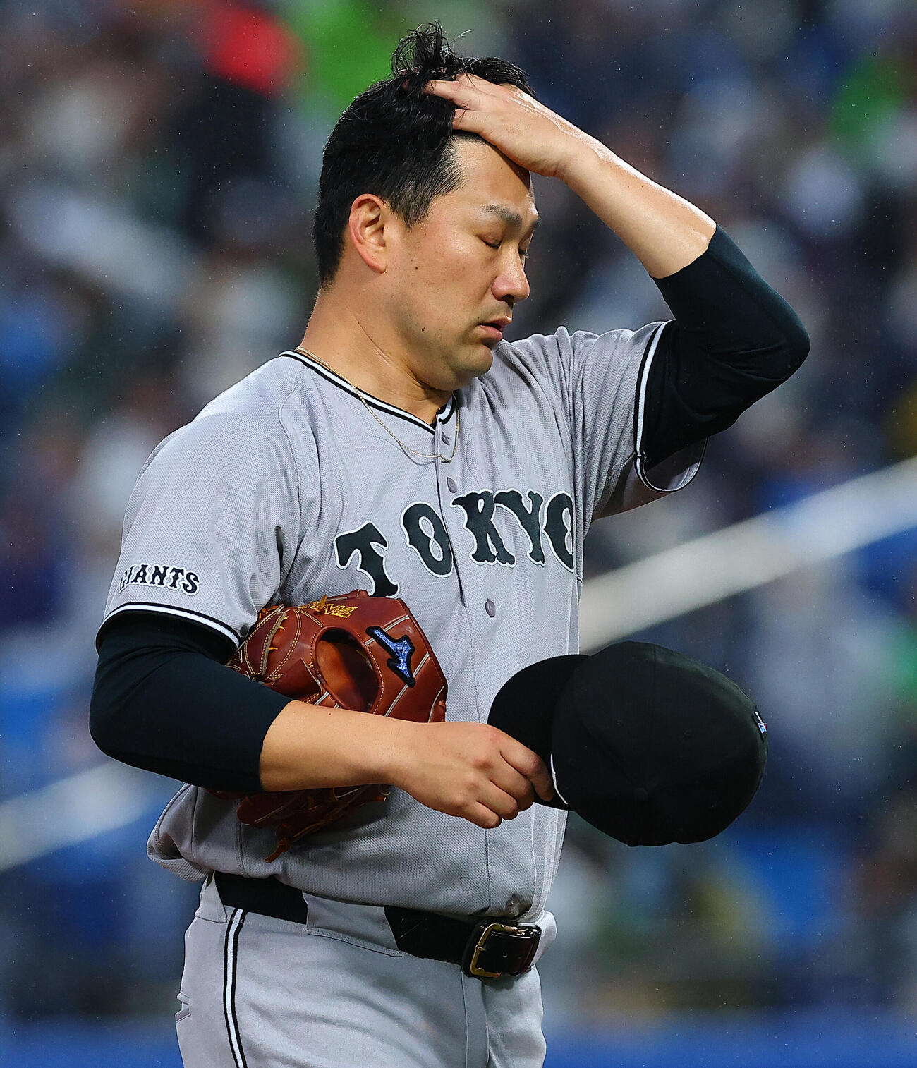 ヤクルト対巨人　1回裏に2失点し、渋い表情でベンチに戻る巨人先発の田中将大（撮影・野上伸悟）