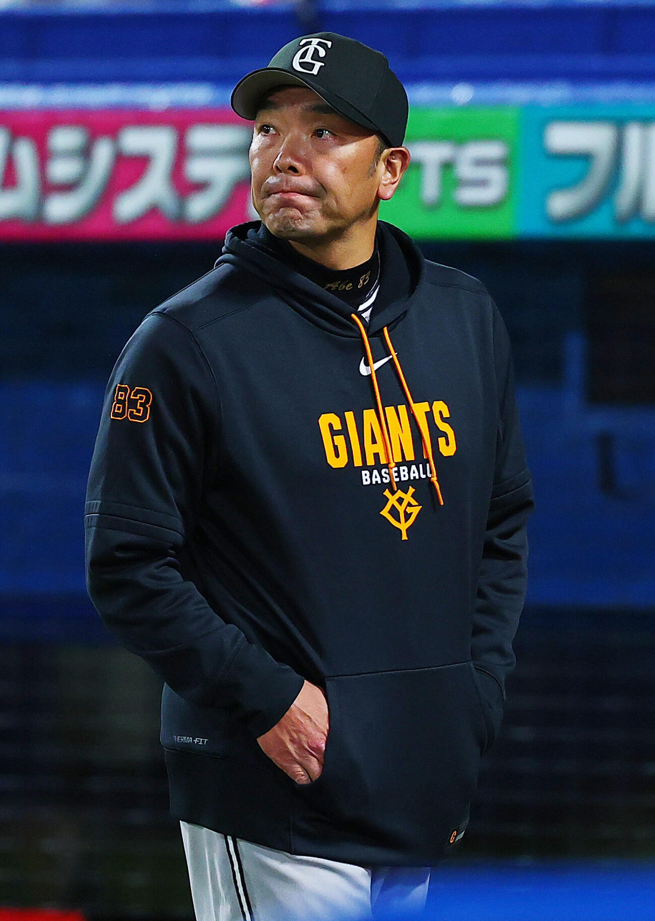 ヤクルト対巨人　5回裏を前に先発田中将大の交代を告げる巨人阿部慎之助監督（撮影・野上伸悟）