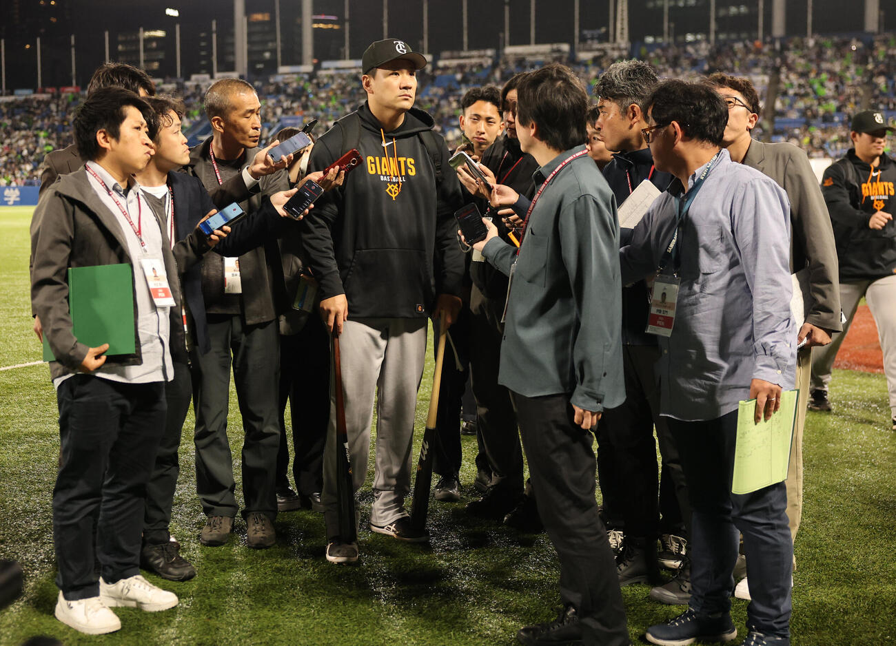 ヤクルト対巨人　取材対応しながら引き揚げる巨人田中将大（撮影・野上伸悟）＝2026年5月21日