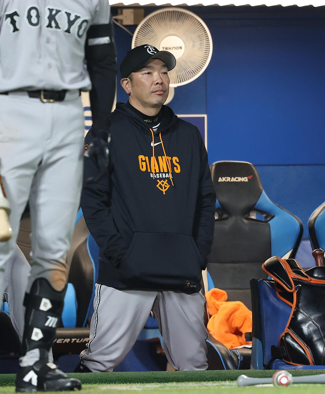 ヤクルト対巨人　7回表、戦況を見守る阿部慎之助監督（撮影・河田真司）