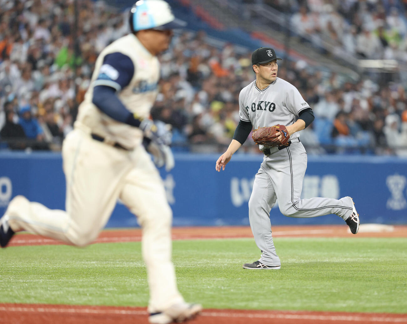 ヤクルト対巨人　1回裏ヤクルト1死二塁、オスナに右前打を浴びる田中将大（撮影・河田真司）