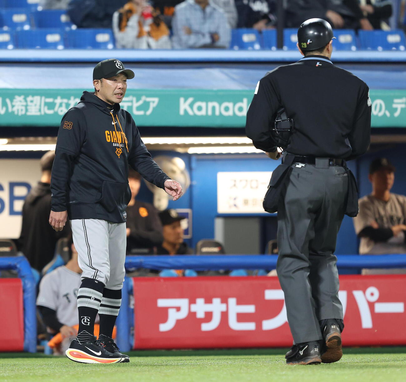 ヤクルト対巨人　7回表を終え、選手交代を告げる阿部慎之助監督（撮影・河田真司）
