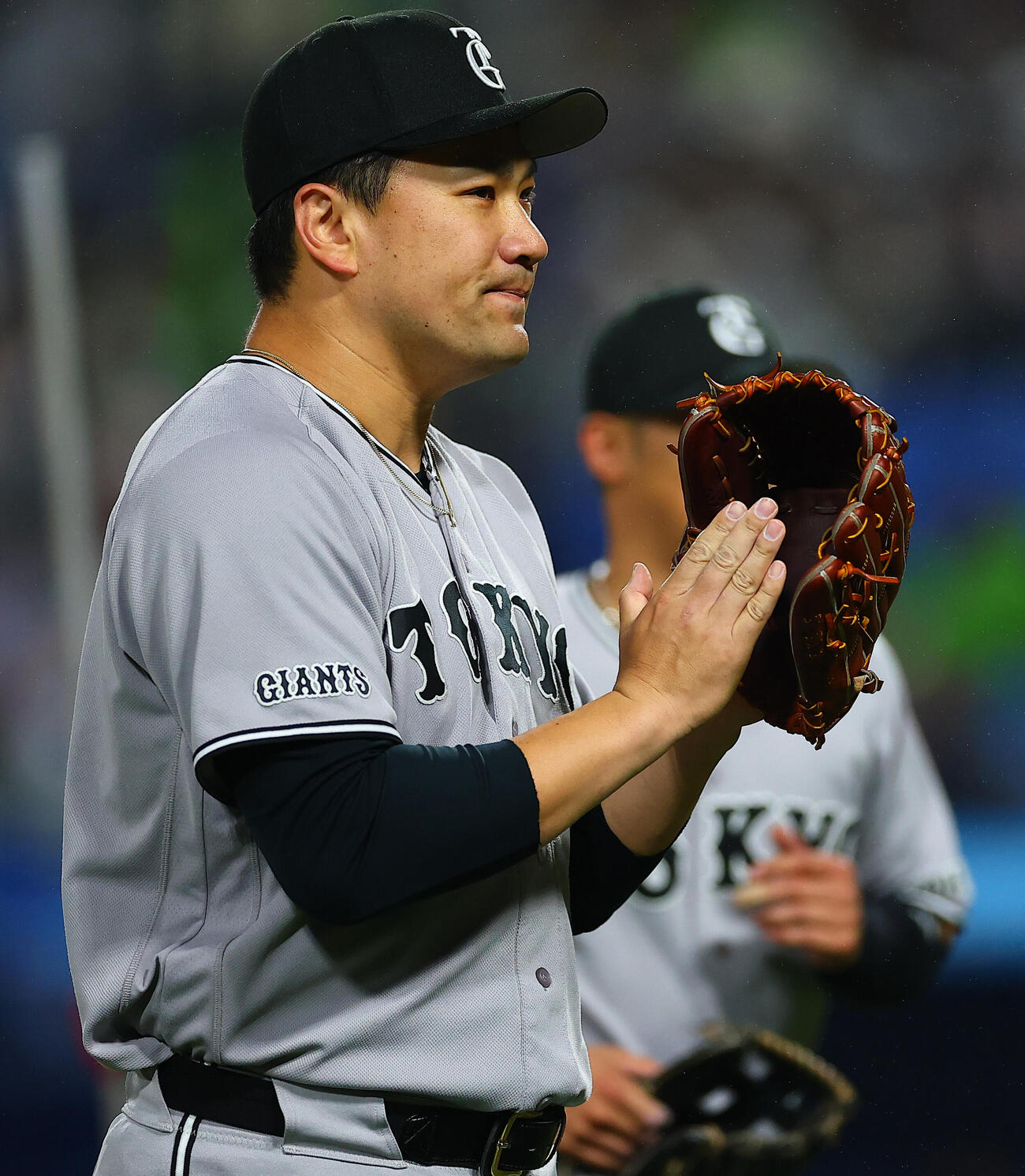 ヤクルト対巨人　3回裏を抑えグラブをたたく巨人田中将大　（撮影・野上伸悟）＝2026年5月21日