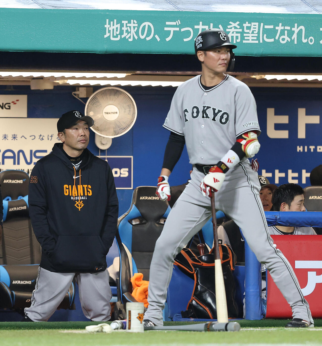 ヤクルト対巨人　9回表、戦況を見守る阿部慎之助監督（左）。右は坂本勇人（撮影・河田真司）