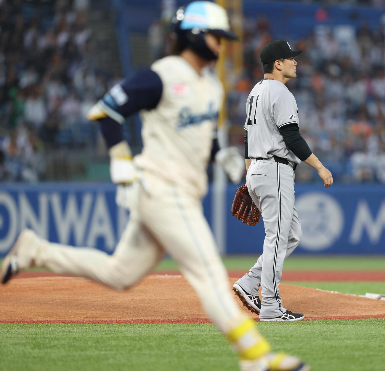 ヤクルト対巨人　1回裏ヤクルト無死、長岡秀樹に右前打を浴びる田中将大（撮影・河田真司）