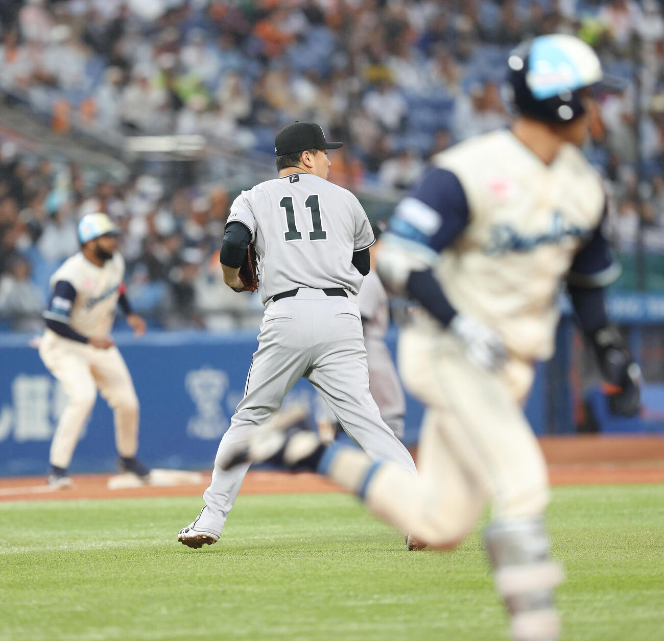 ヤクルト対巨人　1回裏ヤクルト1死一、三塁、岩田幸宏を犠飛にする田中将大（撮影・河田真司）