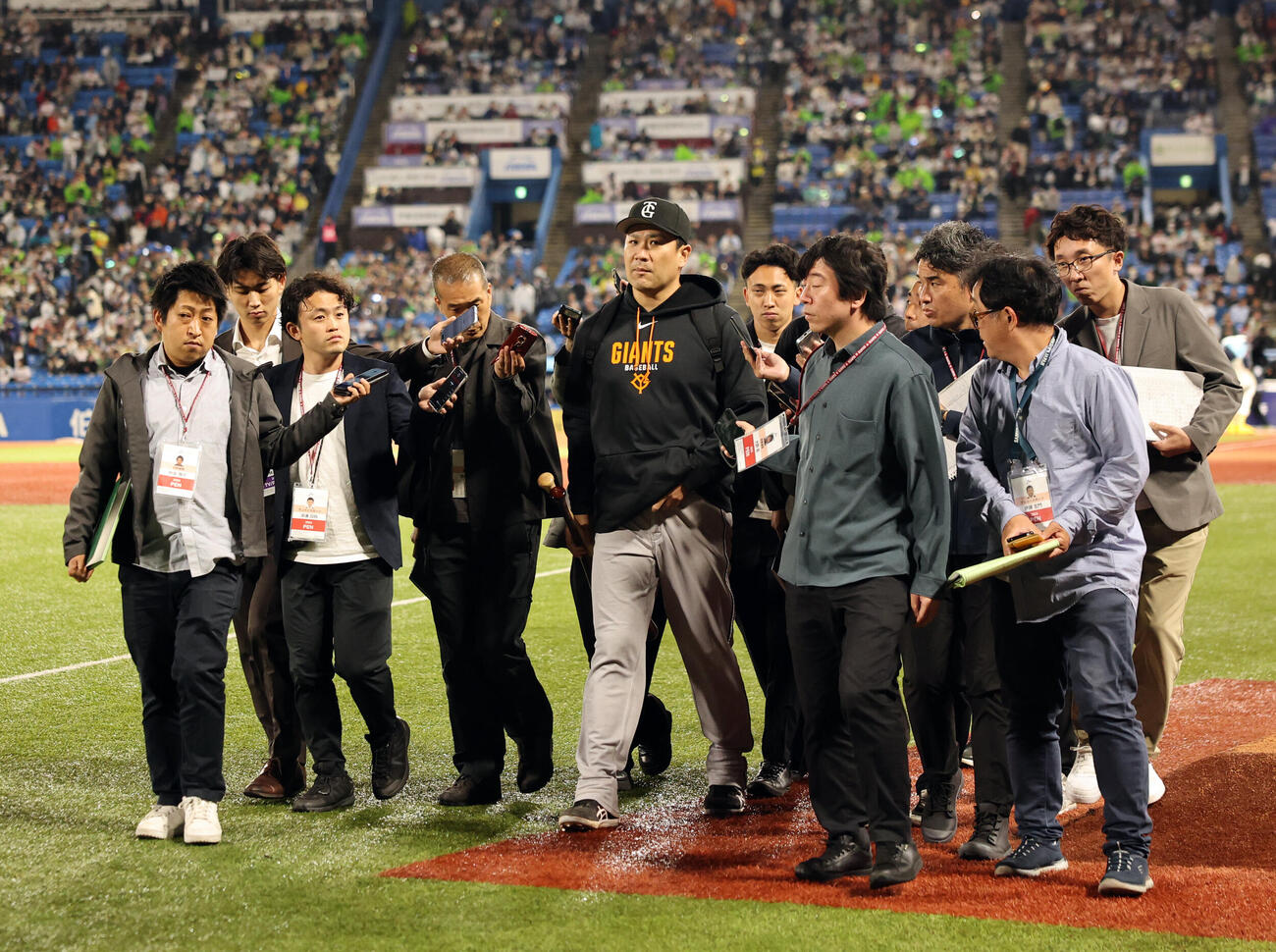 ヤクルト対巨人　取材対応しながら引き揚げる巨人田中将大（撮影・野上伸悟）＝2026年5月21日