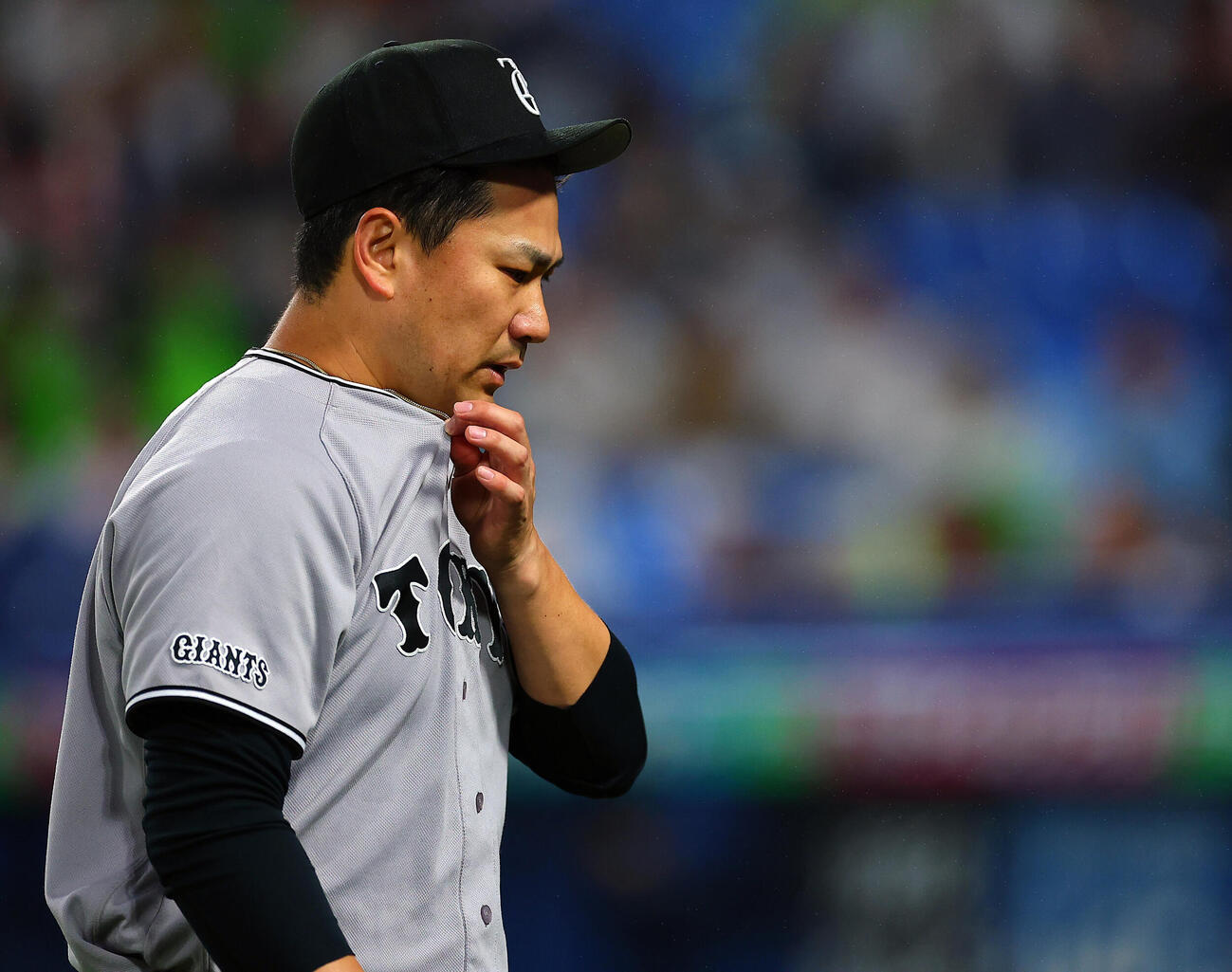 ヤクルト対巨人　2回裏を終えベンチに戻る巨人田中将大（撮影・野上伸悟）