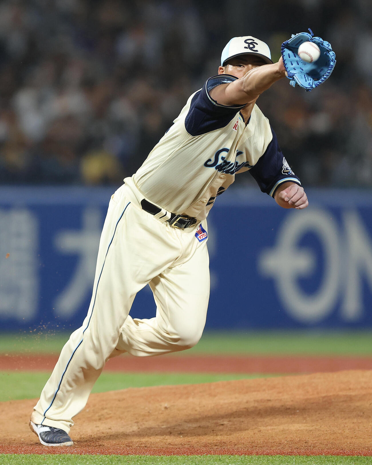 ヤクルト対巨人　3回表巨人2死一塁、岸田行倫の打球を捕球する山野太一（撮影・河田真司）