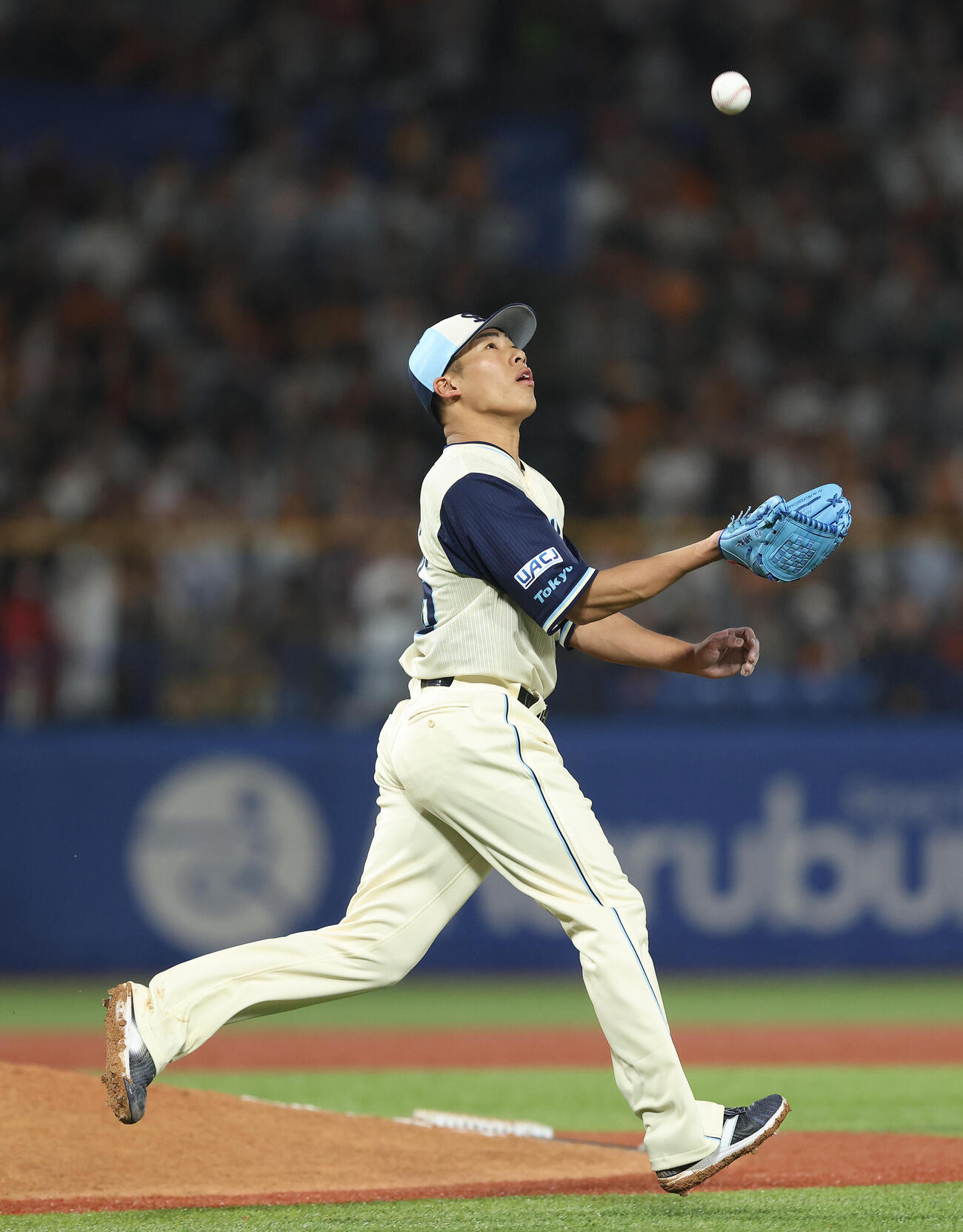 ヤクルト対巨人　4回表巨人2死、浦田俊輔の打球を追う山野太一（撮影・河田真司）