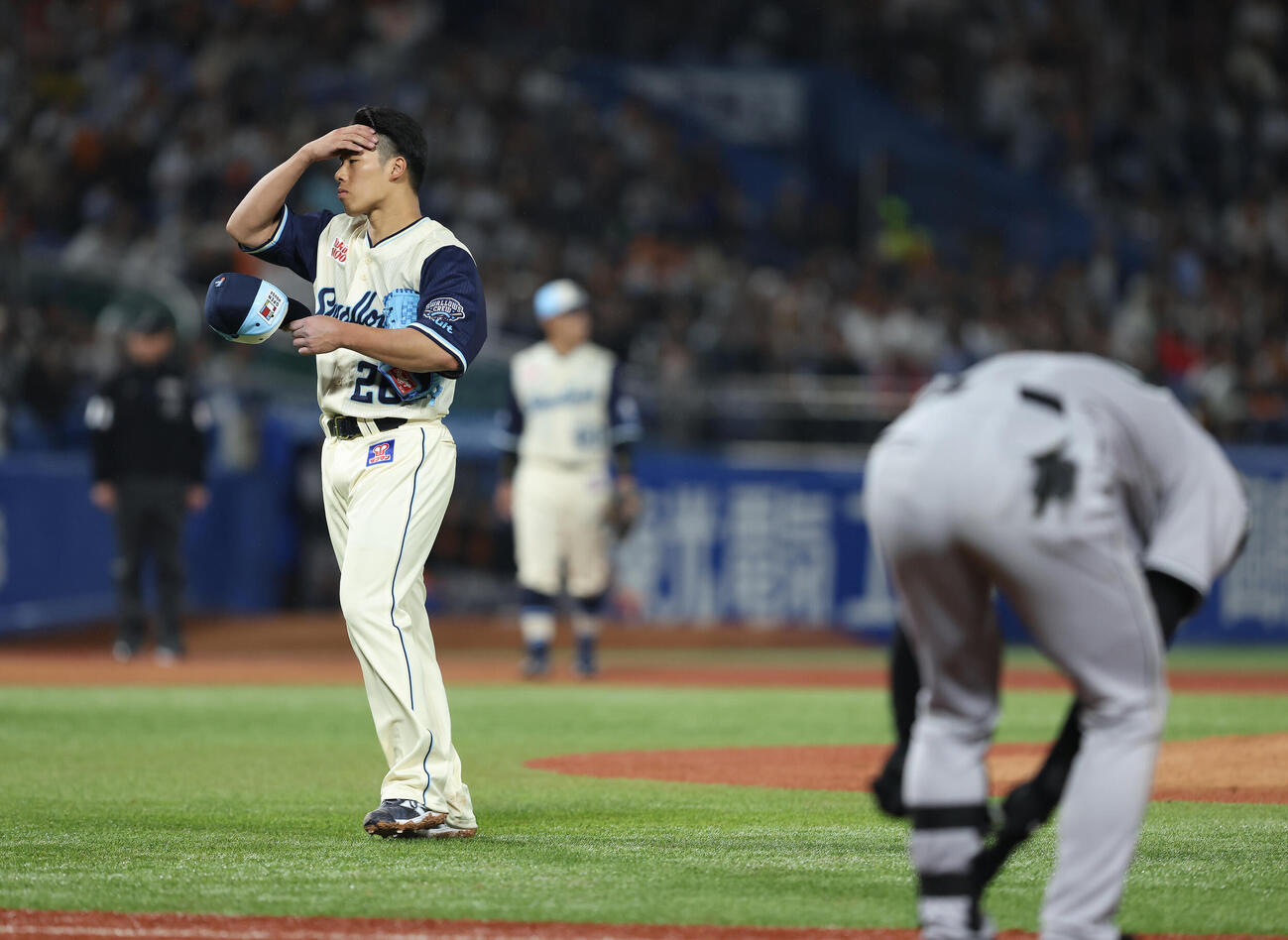 ヤクルト対巨人　5回表巨人無死一塁、平山功太に死球を与える山野太一（撮影・河田真司）