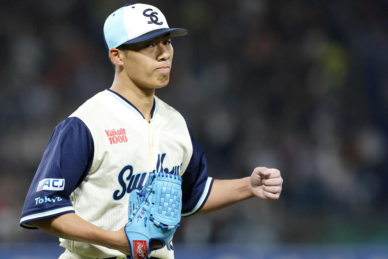 ヤクルト対巨人　5回表巨人2死二、三塁、タルベックを二飛に抑えガッツポーズする山野太一（撮影・河田真司）