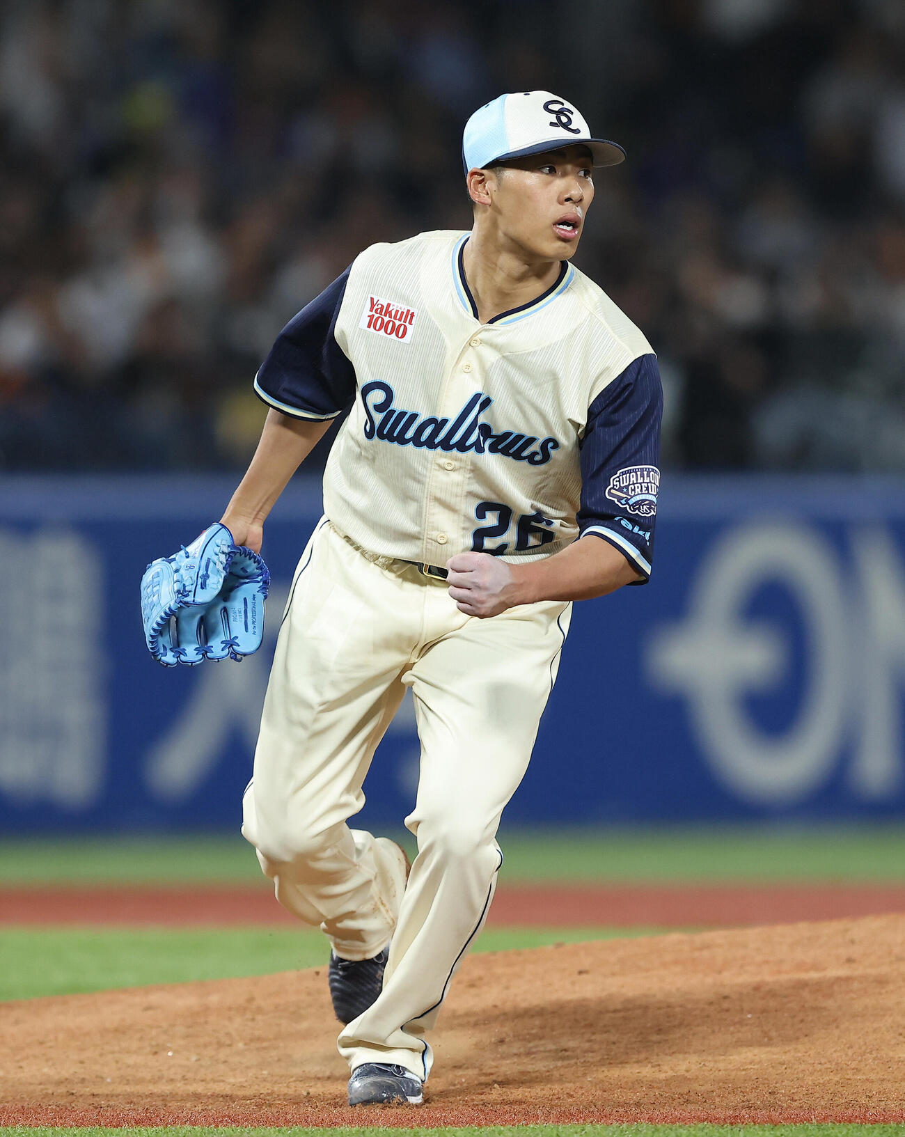 ヤクルト対巨人　5回表巨人2死二、三塁、タルベックを二飛に抑えガッツポーズする山野太一（撮影・河田真司）