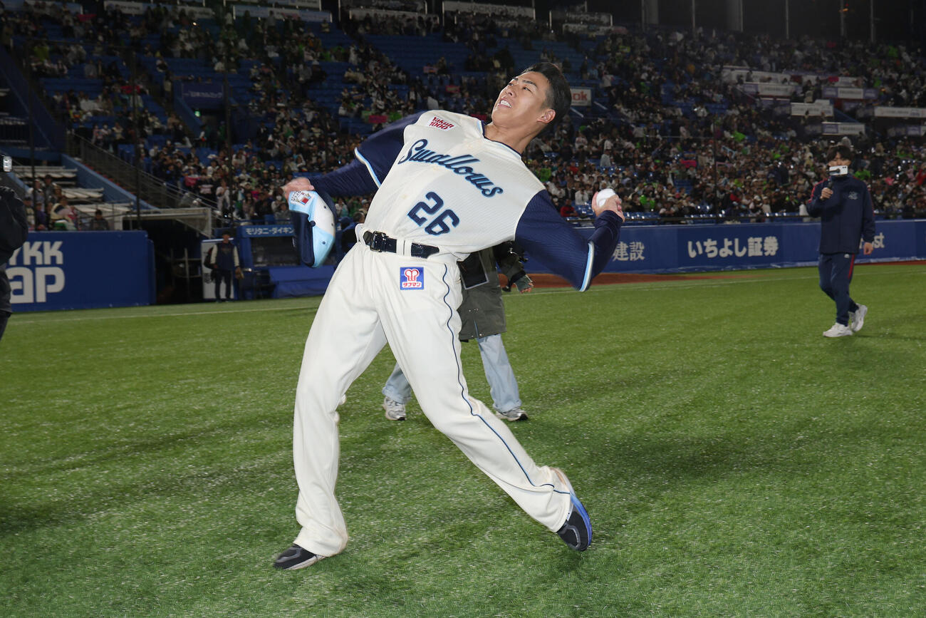 ヤクルト対巨人　巨人に勝利し、観客席に球を投げ入れる山野太一（撮影・河田真司）