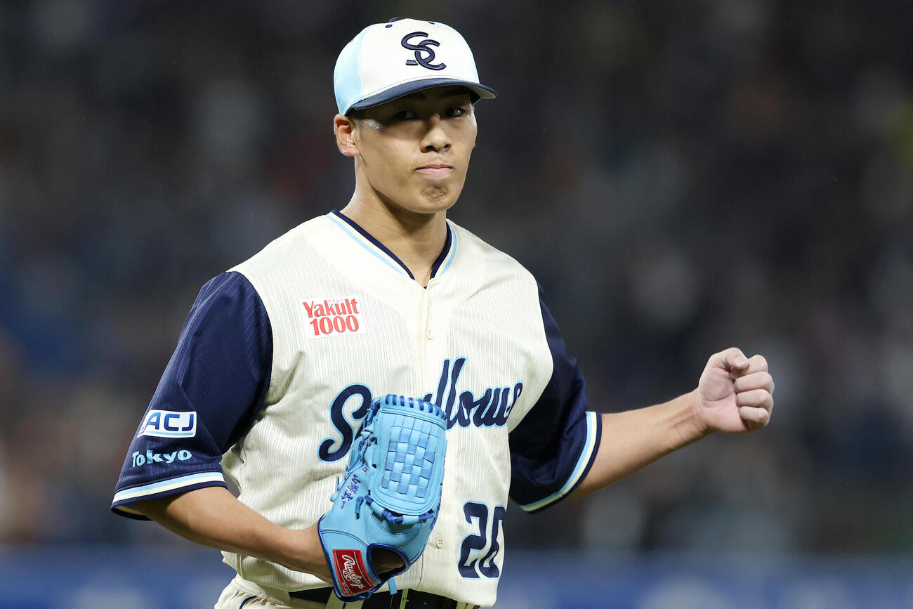 ヤクルト対巨人　5回表巨人2死二、三塁、タルベックを二飛に抑えガッツポーズする山野太一（撮影・河田真司）