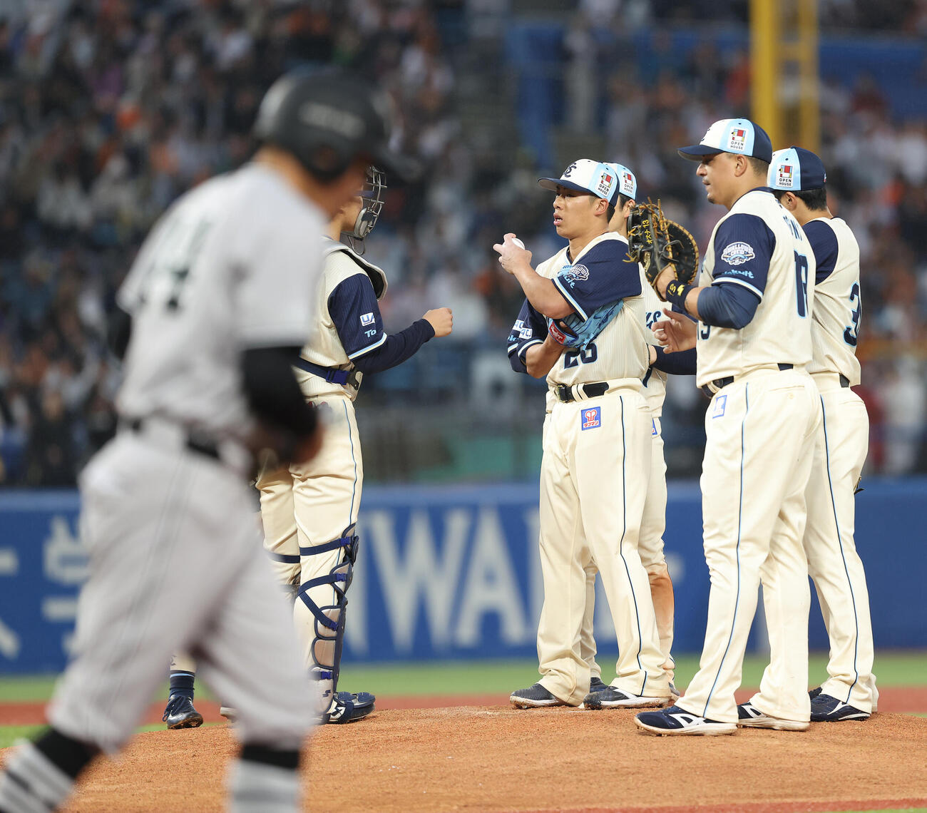 ヤクルト対巨人　2回表巨人1死二、三塁、佐々木俊輔に死球を与える山野太一（撮影・河田真司）