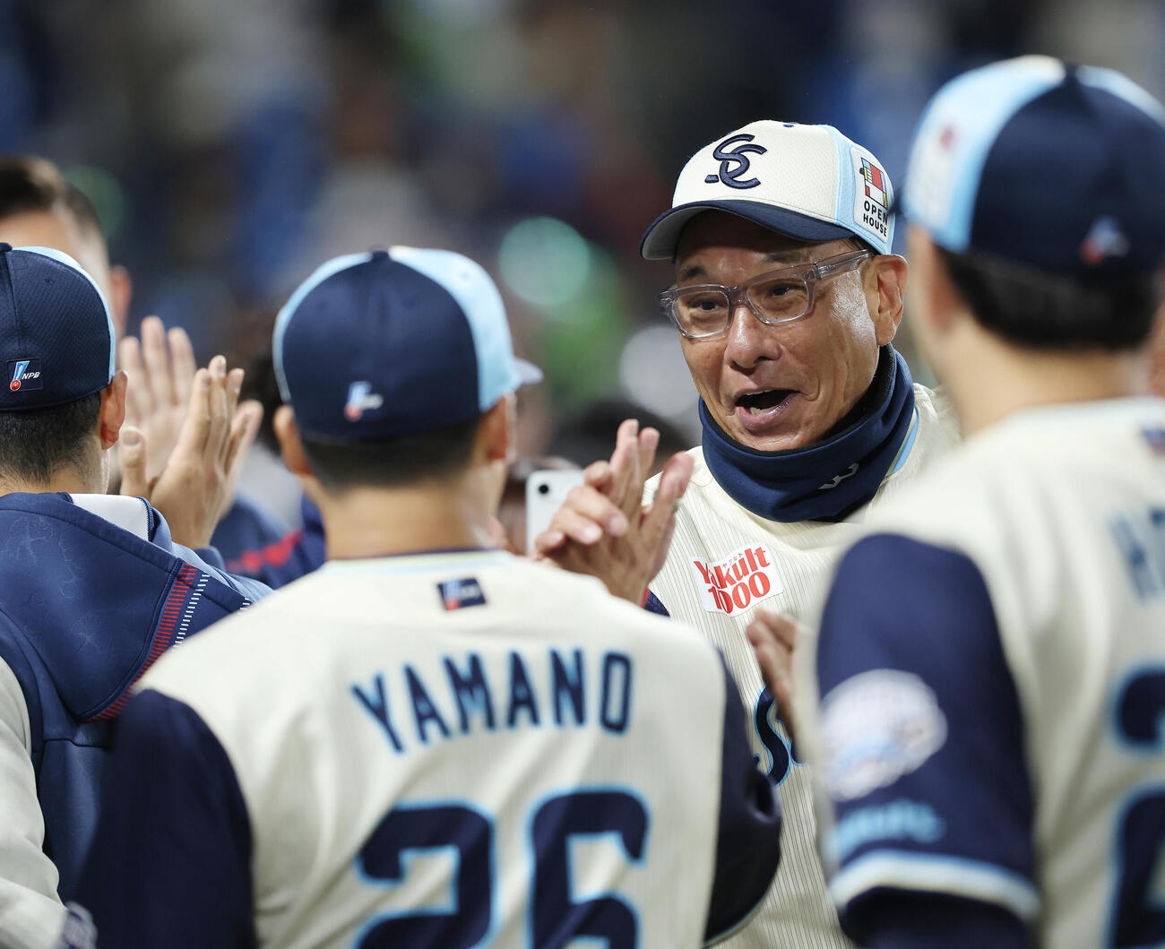 ヤクルト対巨人　巨人に勝利し、山野太一（左）らナインを笑顔で迎える池山隆寛監督（撮影・河田真司）