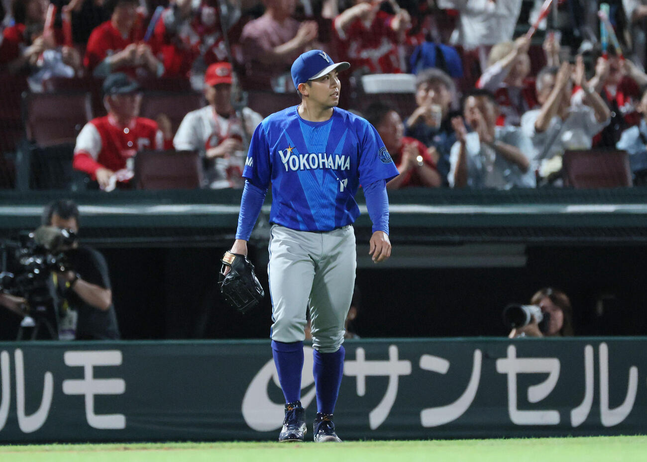 広島対DeNA 6回裏広島1死一塁、小園海斗に同点の右中間越え適時三塁打を浴びた東克樹（撮影・加藤孝規）