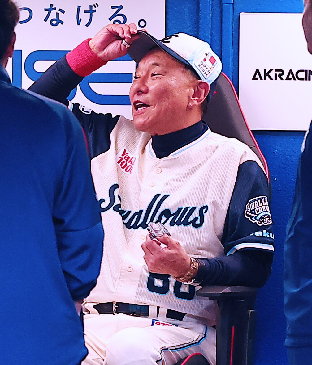 ヤクルト対巨人　試合前のベンチで笑顔をみせるヤクルト池山隆寛監督（撮影・野上伸悟）＝2026年5月21日