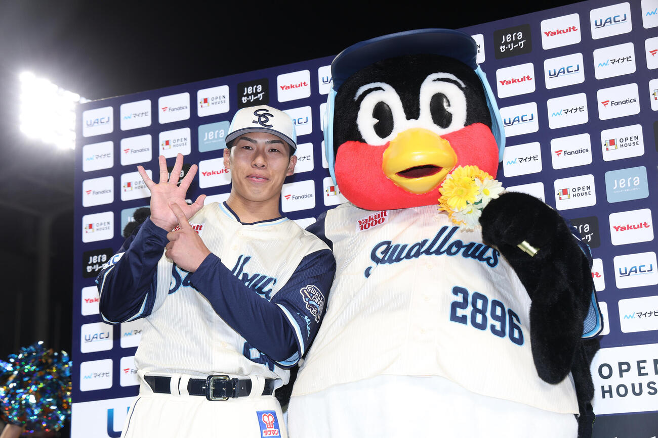 ヤクルト対巨人　巨人に勝利し、お立ち台で写真に納まる山野太一（左）とつば九郎（撮影・河田真司）