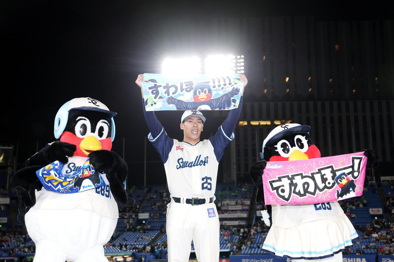 ヤクルト対巨人　巨人に勝利し、観客席にあいさつする山野太一（中央）（撮影・河田真司）