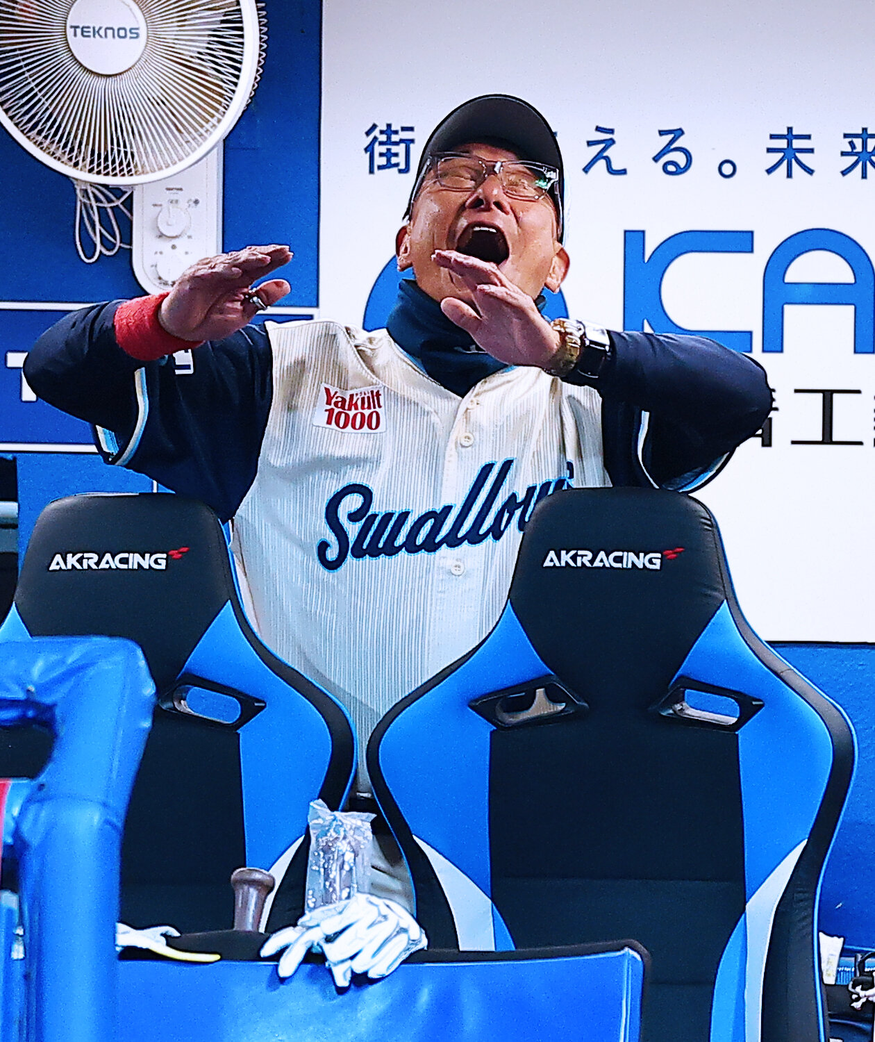 ヤクルト対巨人　9回表巨人2死一、二塁、吉川尚輝が左飛に倒れた瞬間、ホッとして喜ぶヤクルト池山隆寛監督（撮影・野上伸悟）