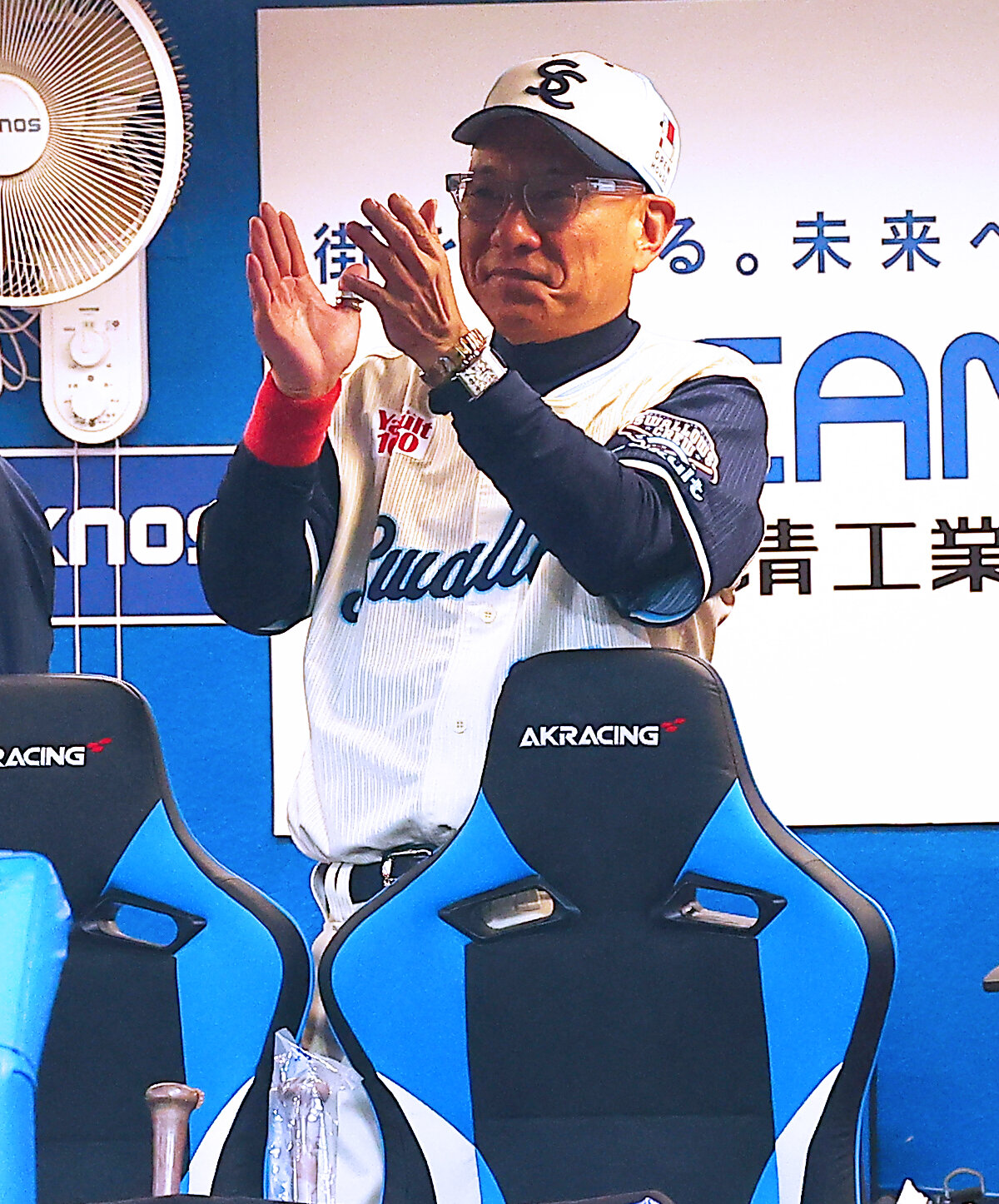 ヤクルト対巨人　ベンチで拍手するヤクルト池山隆寛監督　（撮影・野上伸悟）