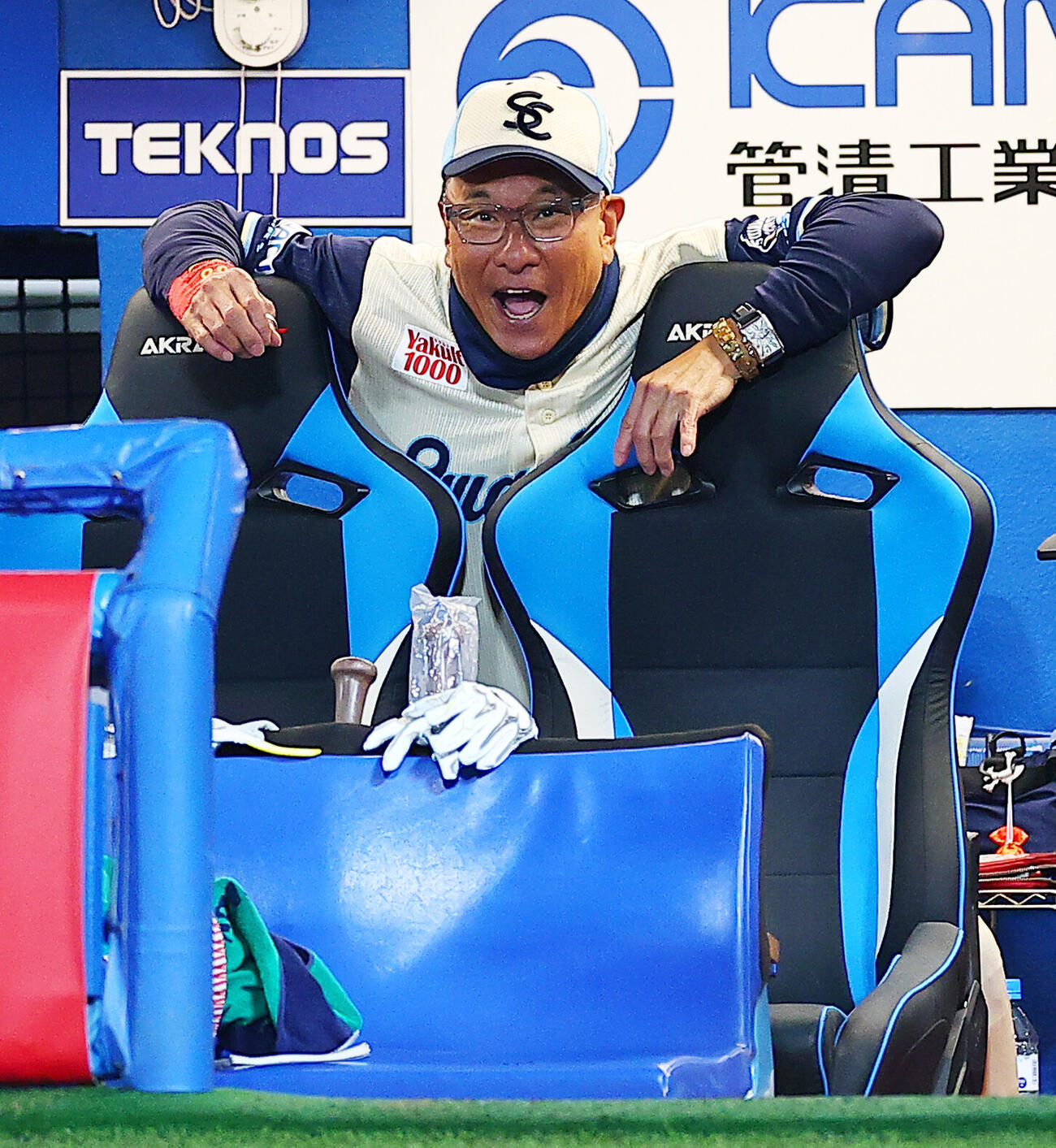 ヤクルト対巨人　9回表巨人2死一、二塁、ボールの判定に驚くヤクルト池山隆寛監督（撮影・野上伸悟）