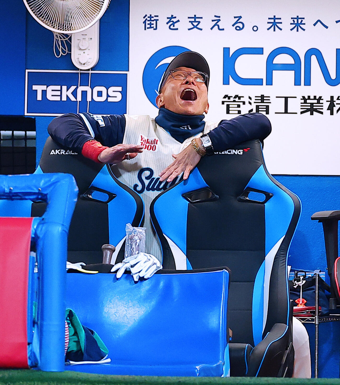 ヤクルト対巨人　9回表巨人2死一、二塁、吉川尚輝が左飛に倒れた瞬間、ホッとしてイスに倒れ込むヤクルト池山隆寛監督（撮影・野上伸悟）