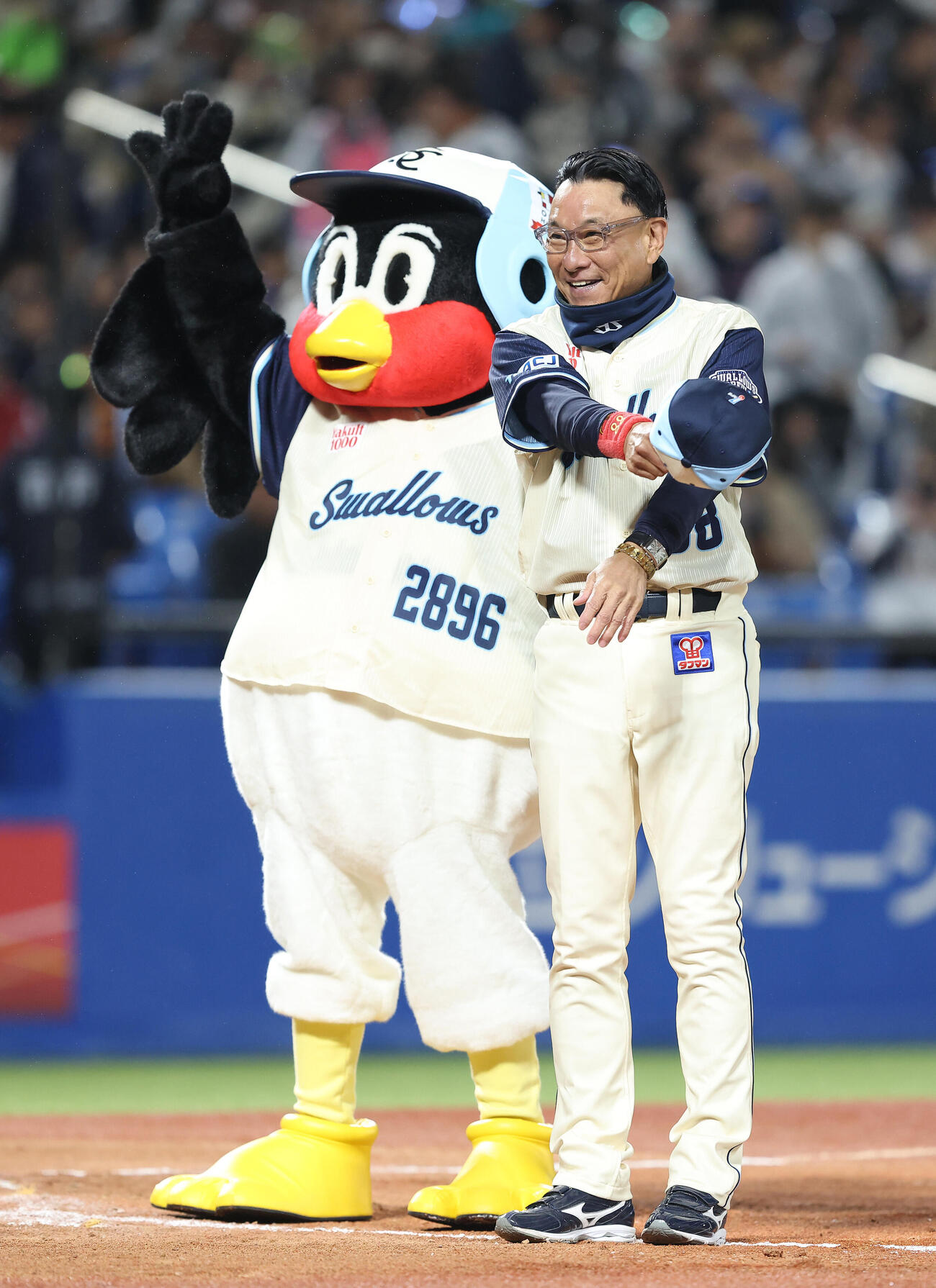 ヤクルト対巨人　巨人に勝利し、観客席にあいさつする池山隆寛監督（右）とつば九郎（撮影・河田真司）