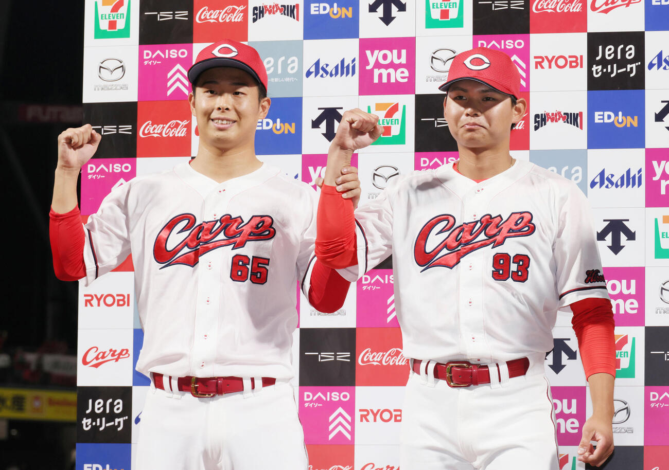 広島対DeNA　￥お立ち台でポーズを決める玉村昇悟（左）と前川誠太（撮影・加藤孝規）
