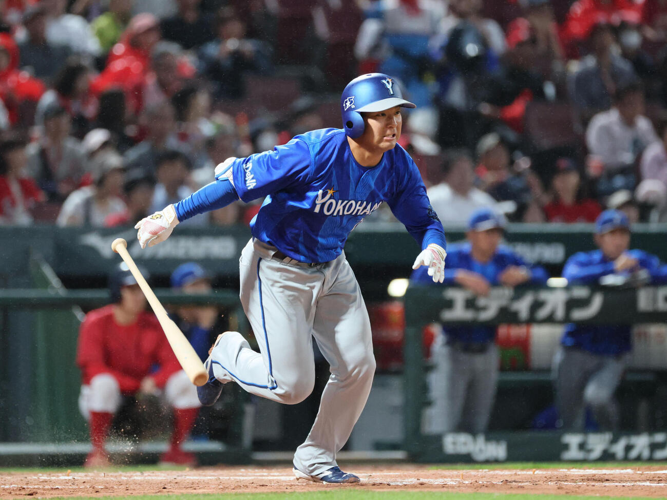 広島対DeNA 4回表DeNA2死、勝又温史は右前打を放つ（撮影・加藤孝規）