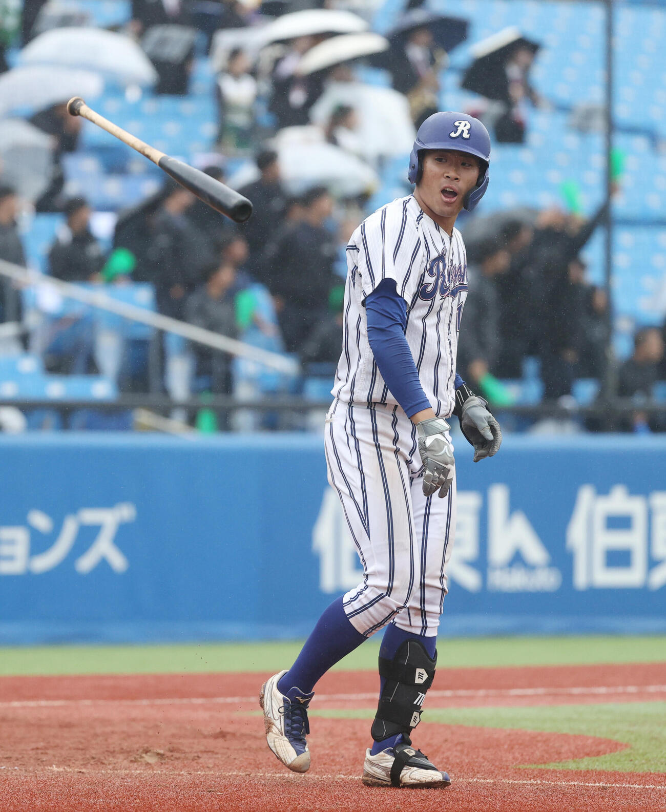 東都大学野球　亜大対立正大　4回裏立正大1死三塁、高田庵冬は本塁打を放ちバットを投げる（撮影・柴田隆二）（＝2026年5月22日）