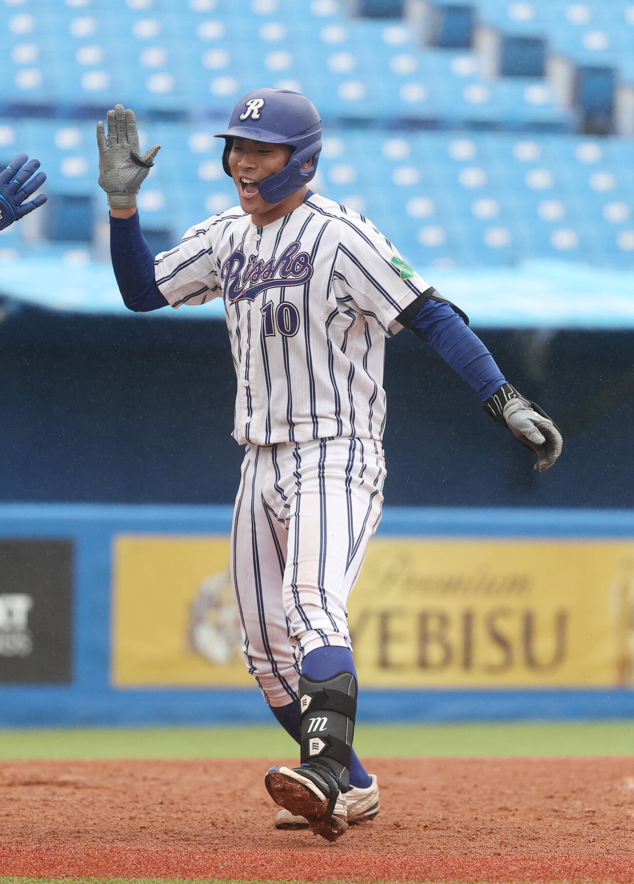 東都大学野球　亜大対立正大　4回裏立正大1死三塁、高田庵冬は本塁打を放ち生還する（撮影・柴田隆二）（＝2026年5月22日）