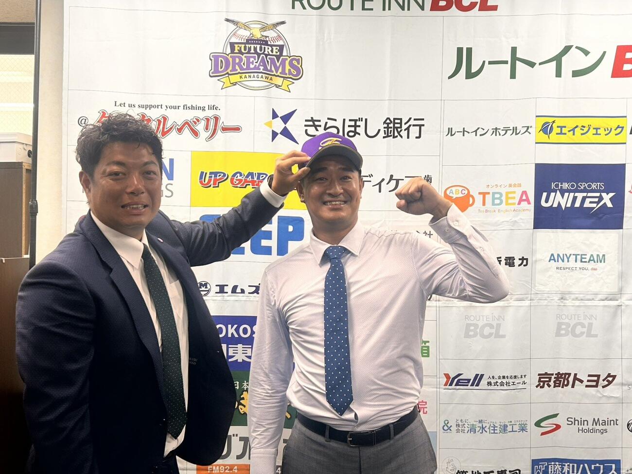 BC神奈川に入団した平井投手（右）は高木選手兼投手コーチと共に入団会見した（撮影・平山連）