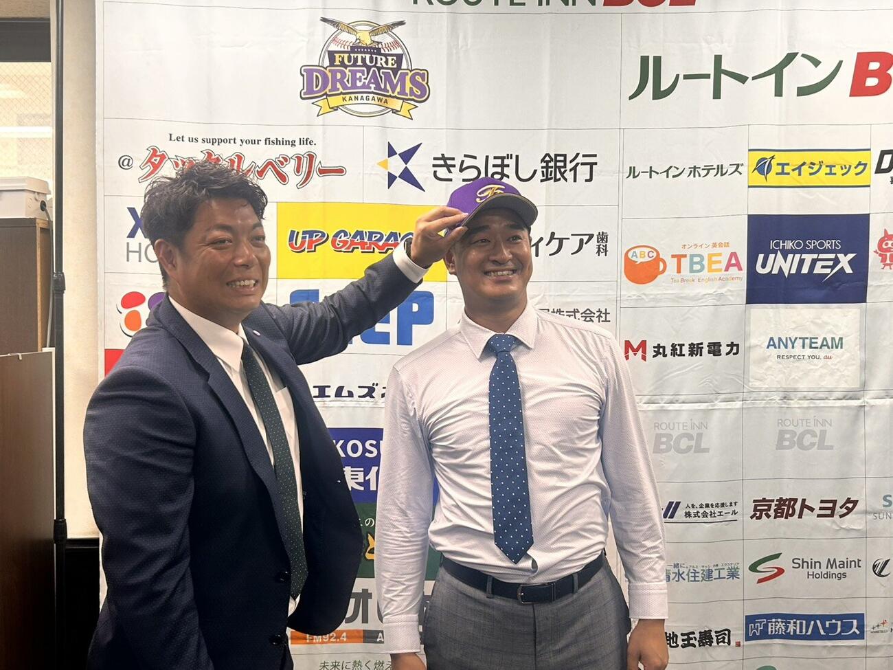 BC神奈川に入団した平井投手（右）は高木選手兼投手コーチと共に入団会見した（撮影・平山連）