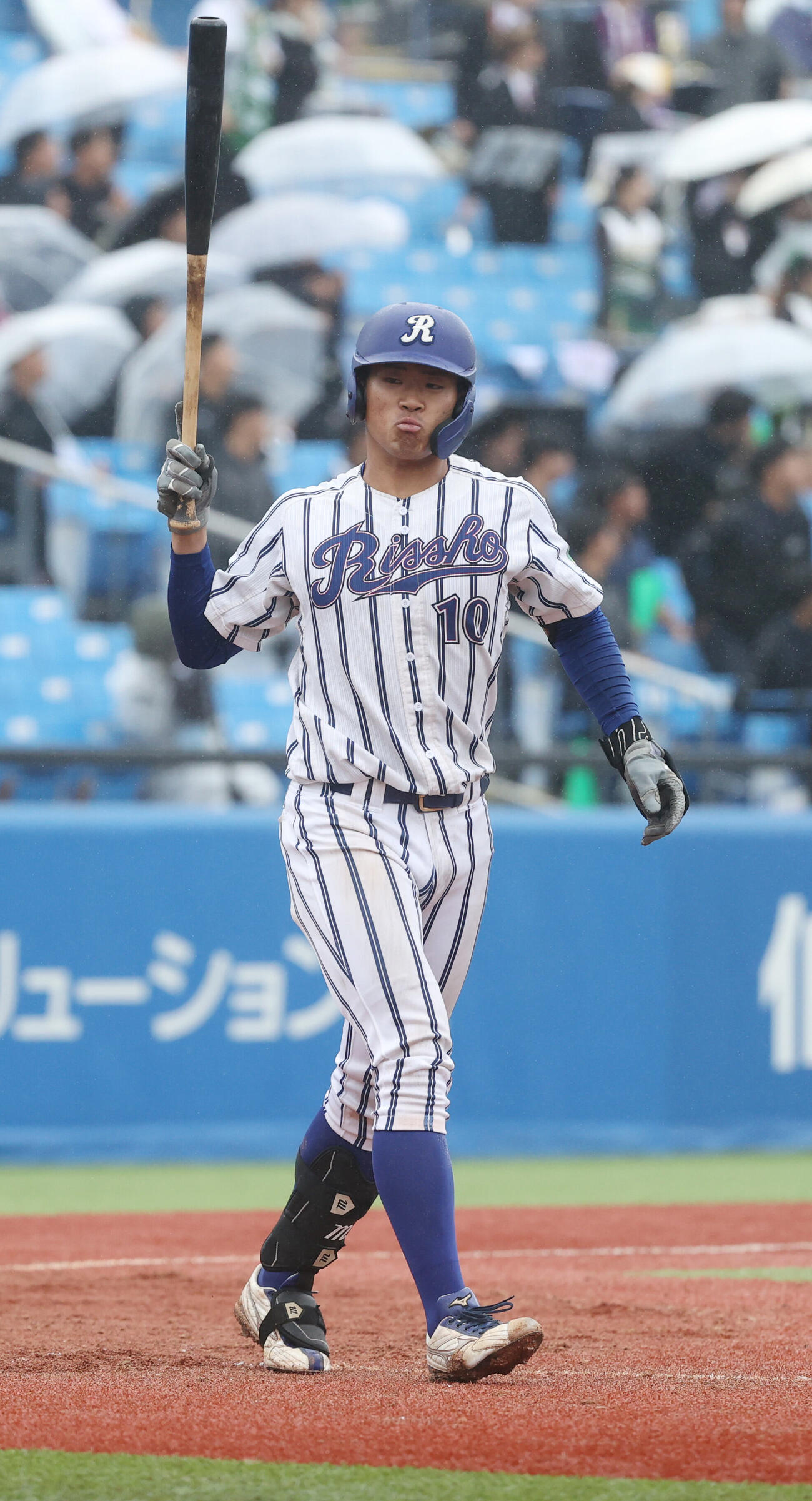亜大対立正大　4回裏立正大1死三塁、高田庵冬は本塁打を放ちポーズを決める（撮影・柴田隆二）