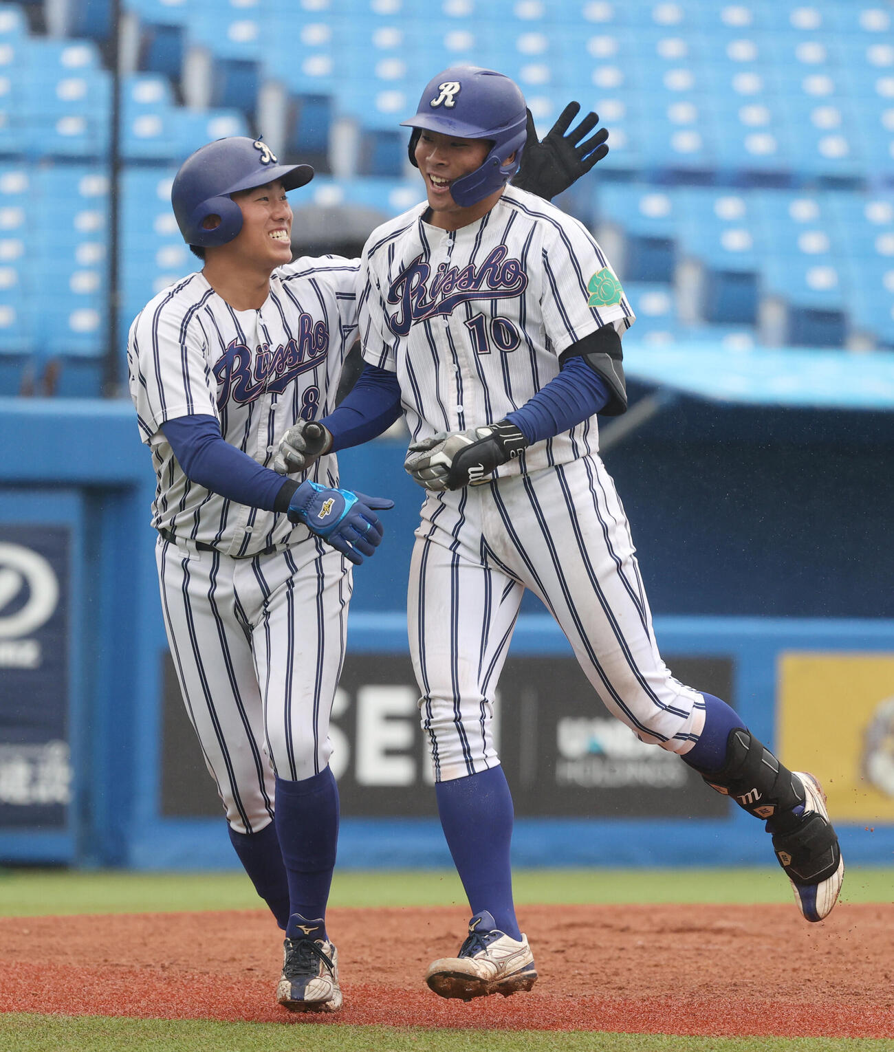 亜大対立正大　4回裏立正大1死三塁、高田庵冬（右）は本塁打を放ち西村元希と喜び合う（撮影・柴田隆二）