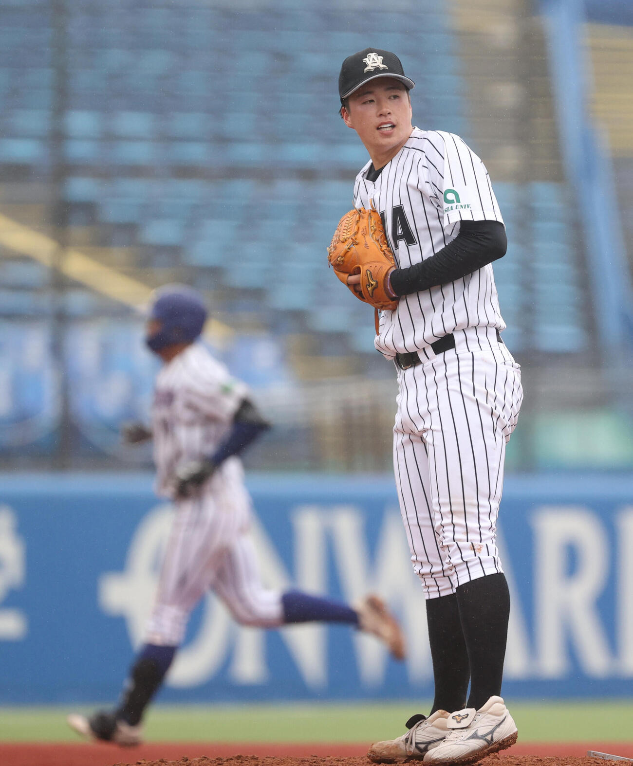 亜大対立正大　4回裏立正大1死三塁、高田庵冬に本塁打を浴びた亜大・吉田大輝（撮影・柴田隆二）