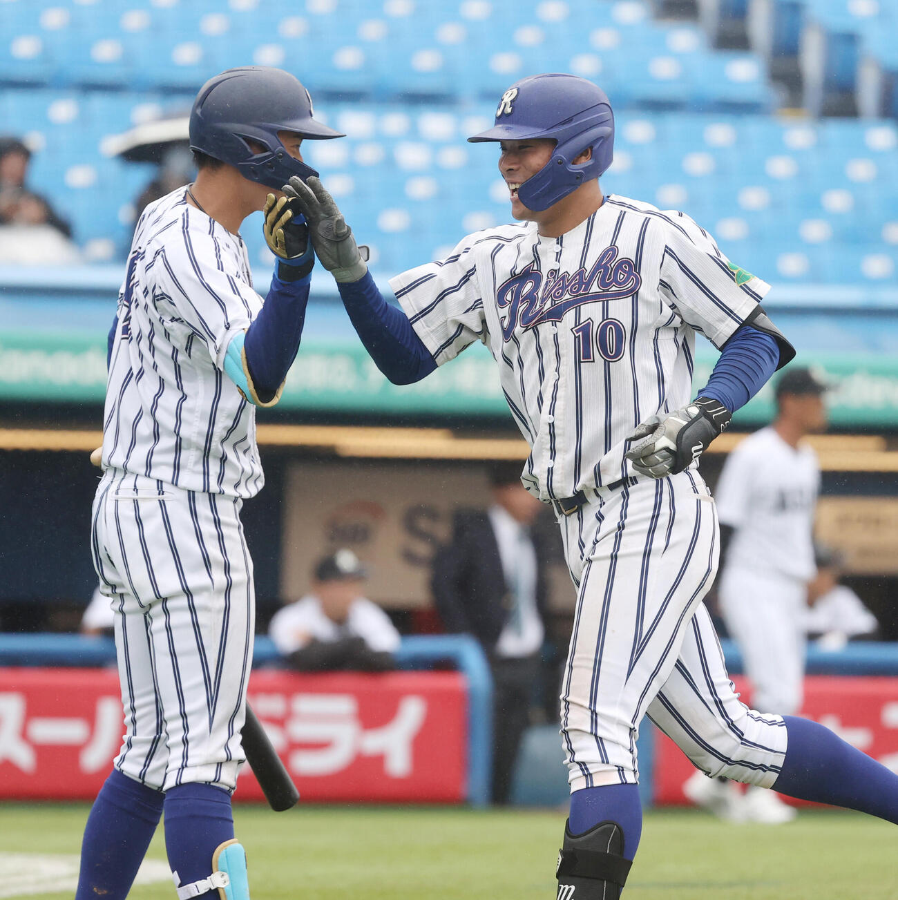 亜大対立正大　4回裏立正大1死三塁、高田庵冬（右）は本塁打を放ちナインとハイタッチする（撮影・柴田隆二）