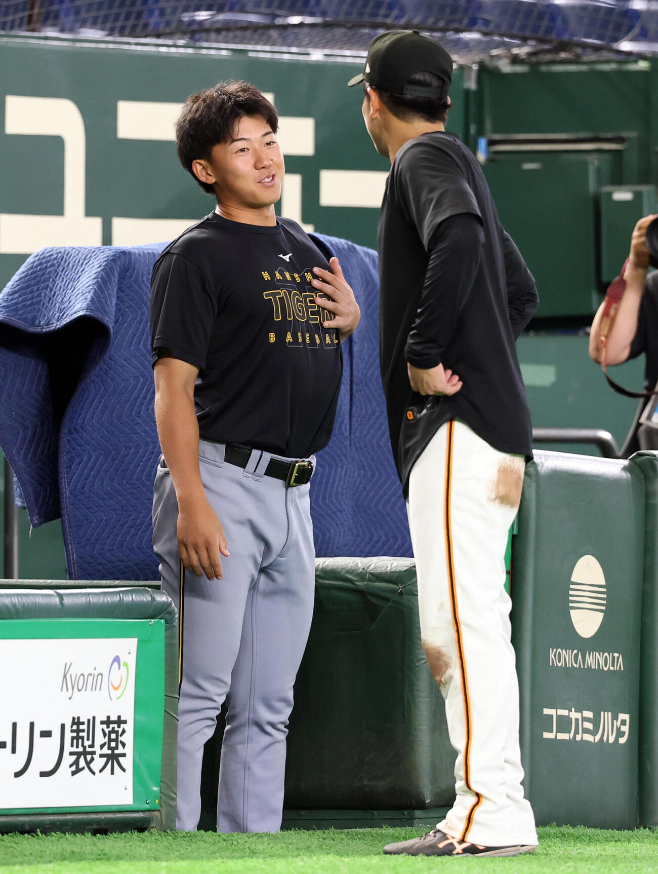 巨人対阪神　試合前、巨人門脇誠（右）とあいさつする阪神立石正広（撮影・浅見桂子）
