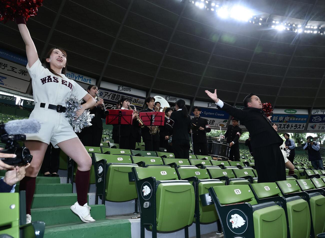 西武対オリックス　観客席から応援する早大応援部（撮影・河田真司）