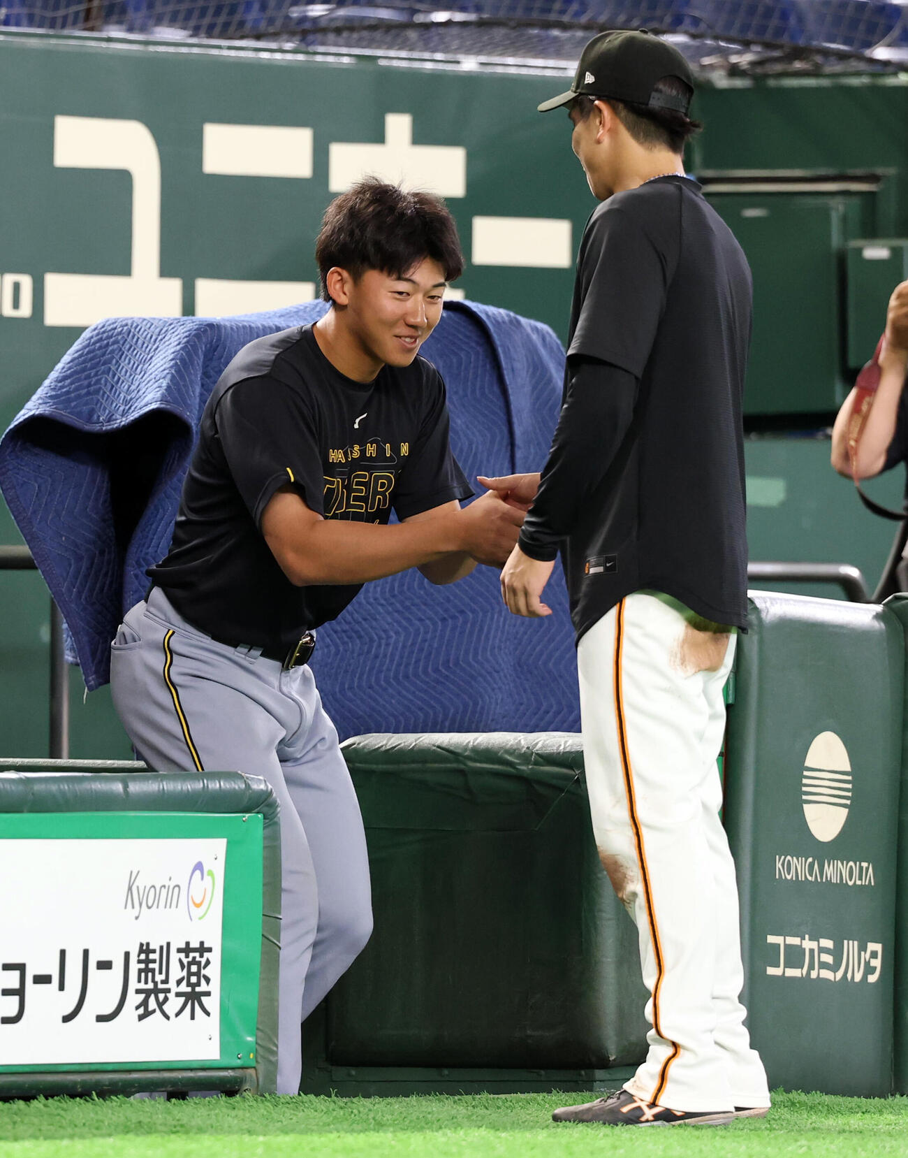 巨人対阪神　試合前、巨人門脇誠（右）と握手であいさつする阪神立石正広（撮影・浅見桂子）