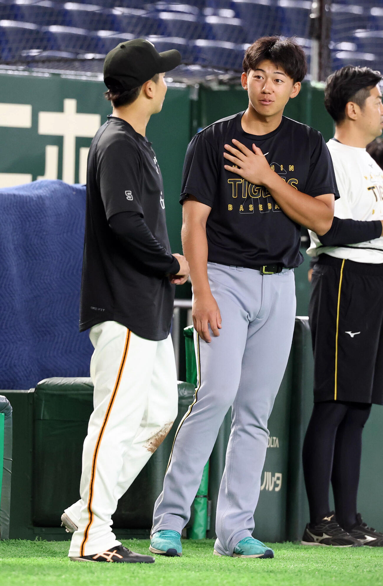 巨人対阪神　試合前、巨人門脇誠（左）と話す阪神立石正広（撮影・浅見桂子）