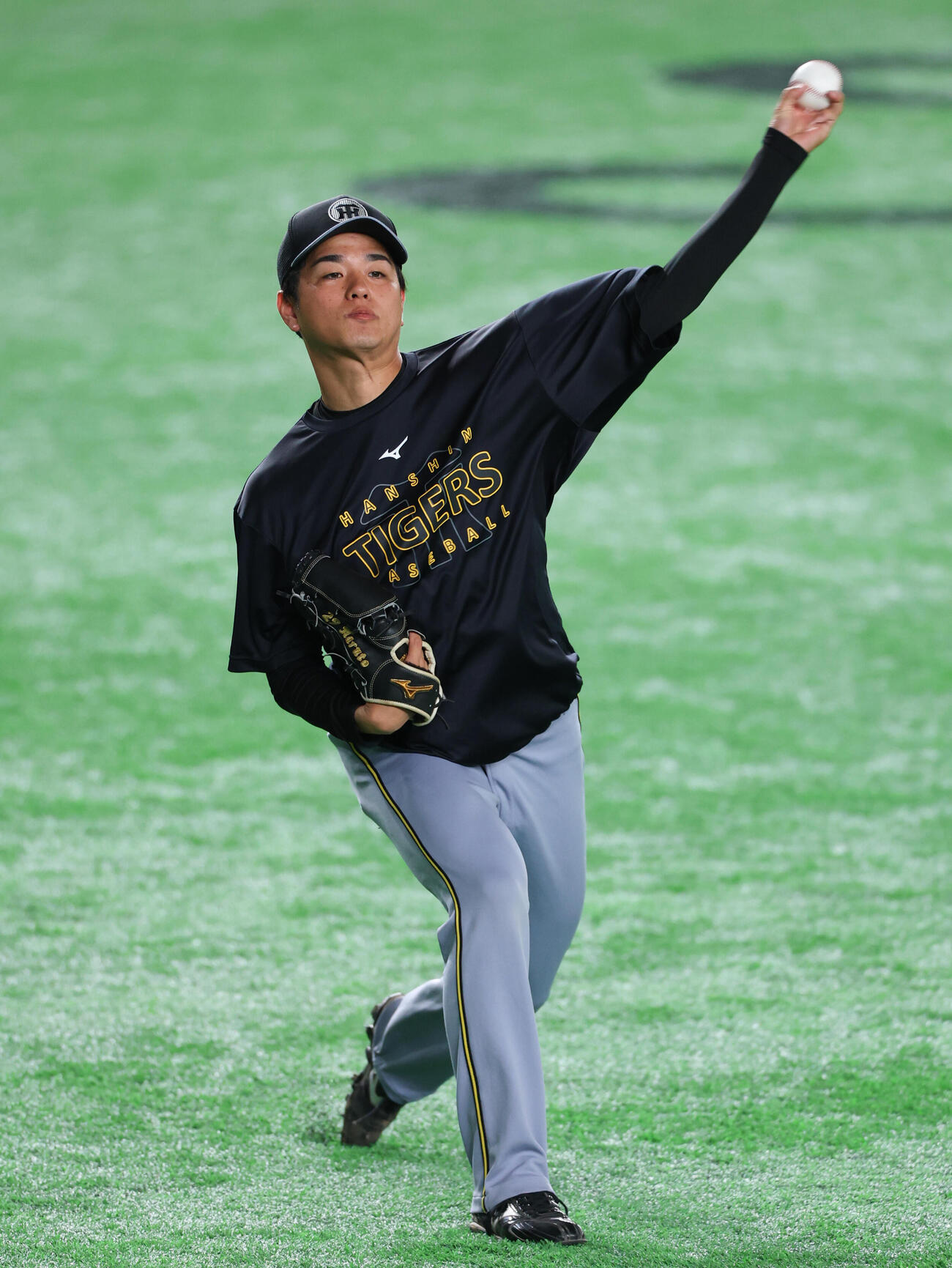 巨人対阪神　キャッチボールをする阪神高橋遥人（撮影・増田悦実）